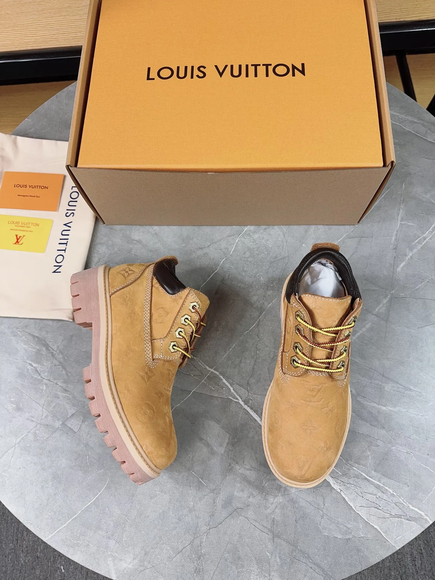 Couple model 💰700 ❤️Top version: Couple model LV x Timberland Timberland joint model Presbyopia Embossed Rhubarb boots Ankle boots Short boots LV x Timberland ankle boots are made of Monogram embossed waterproof nubuck cow leather, relying on the brand's exquisite craftsmanship to carefully reshape the classic Timberland 6-inch boot shape in Italy, and make an eye-catching appearance in 2024 created by Pharrell Williams with American workwear style Autumn and winter menswear show. Monogram embossed tongue, original Timberland laces and outsole are exquisite details, and the leather label expresses the cooperation logo. Exquisite packaging at the delivery counter🛍📦 ▪️Material: Original customized imported first-layer cowhide ▪️Inner lining: Original customized leather lining/mesh lining ▪️Outsole: Original molded anti-slip rubber material ▪️Sole thickness: 3.5CM ▪️Size: Women's 35-40 Men's 39-46